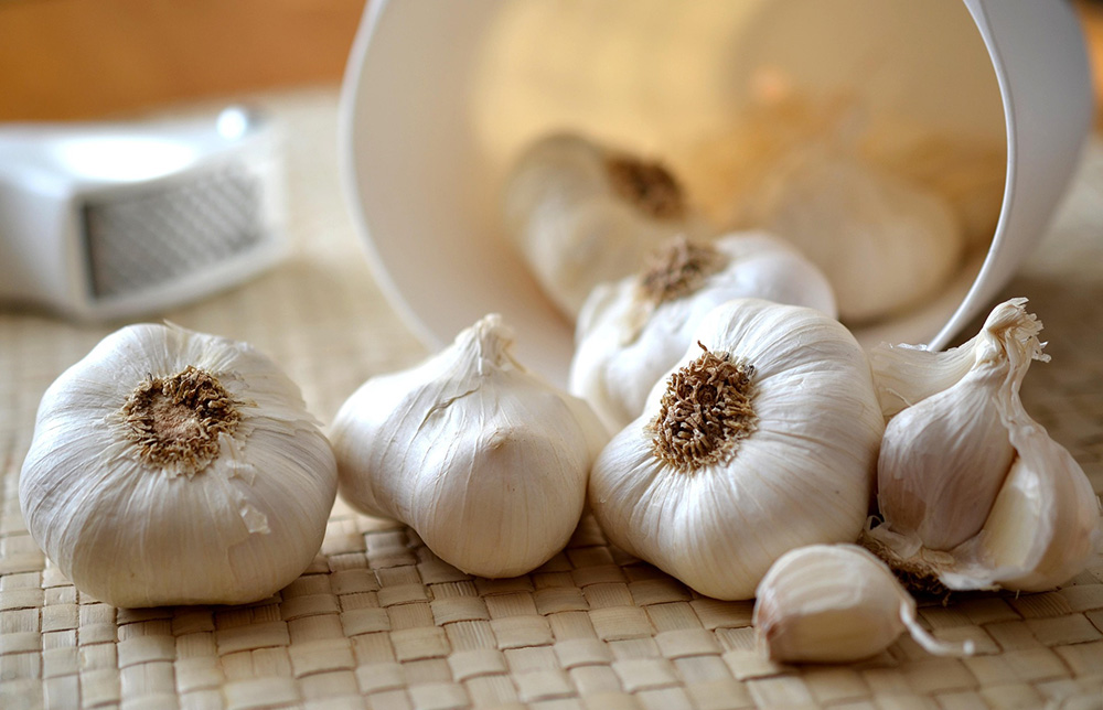 8 Immunity-Boosting Natural Foods - Garlic